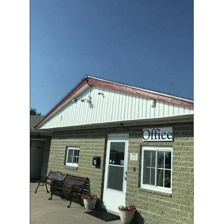 Green Acre Motel By Oyo Near Rush County Airport La Crosse Bagian luar foto