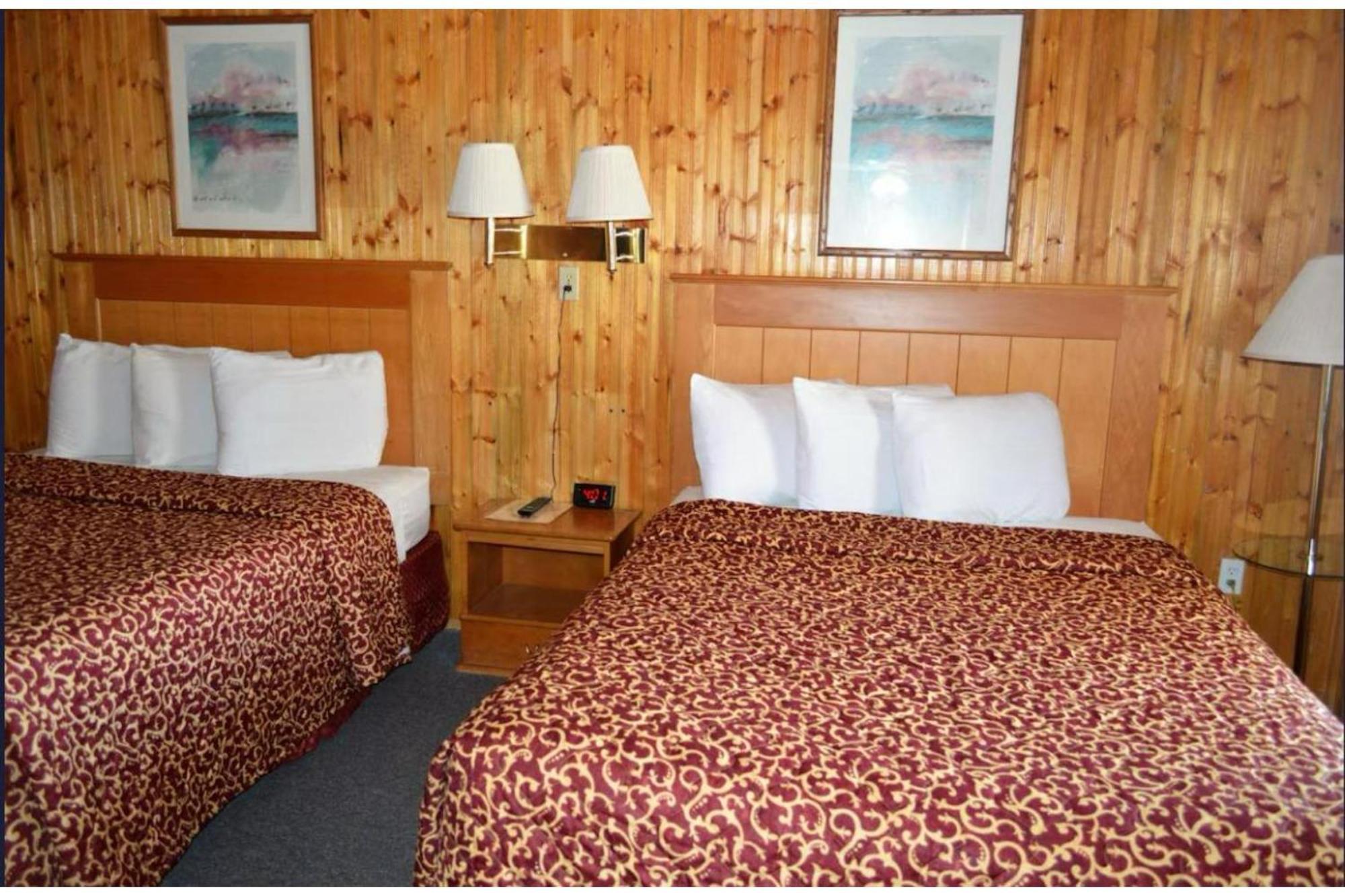 Green Acre Motel By Oyo Near Rush County Airport La Crosse Bagian luar foto