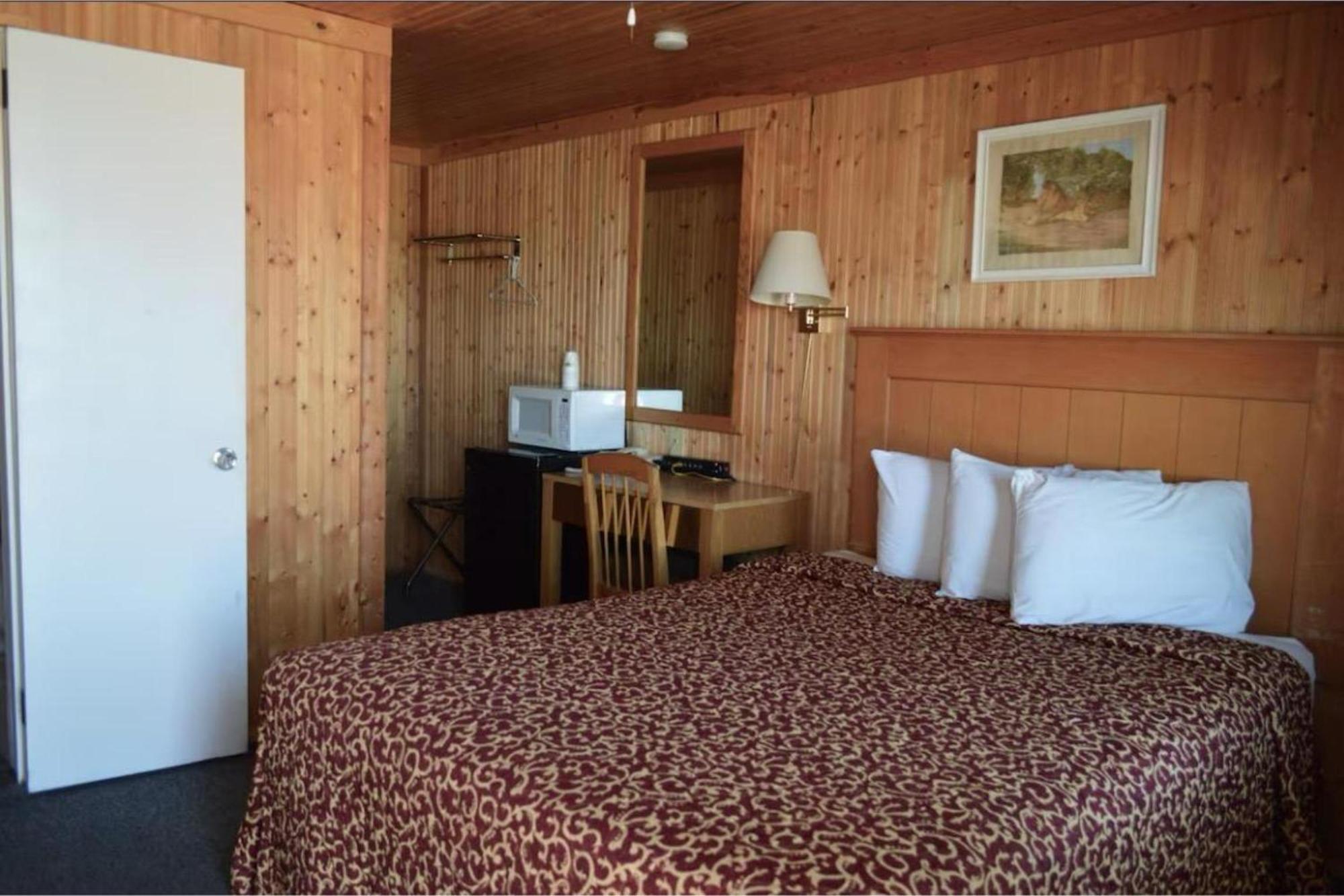 Green Acre Motel By Oyo Near Rush County Airport La Crosse Bagian luar foto