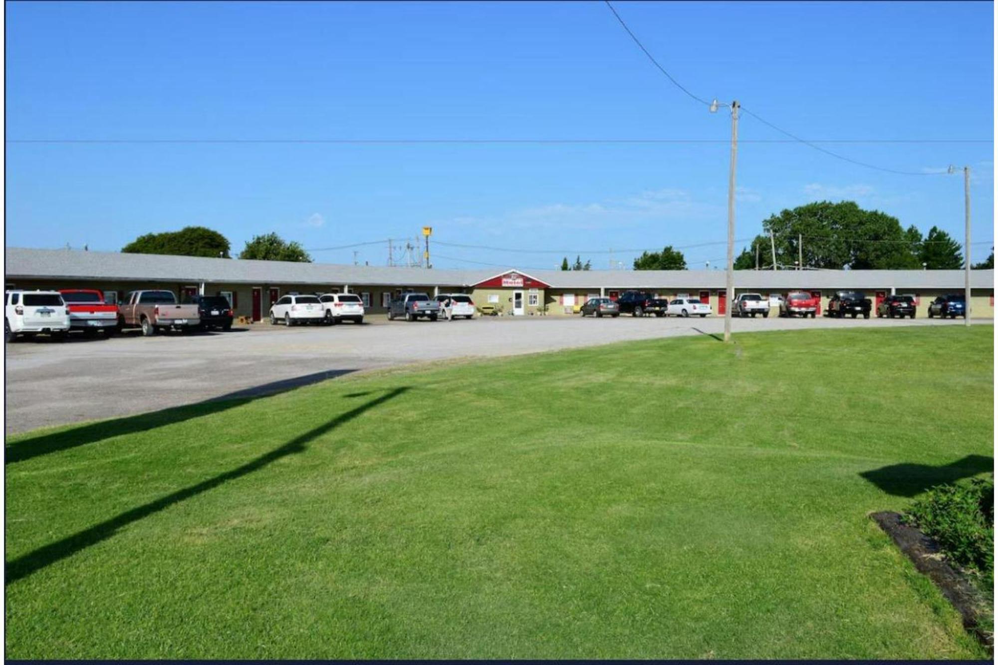 Green Acre Motel By Oyo Near Rush County Airport La Crosse Bagian luar foto