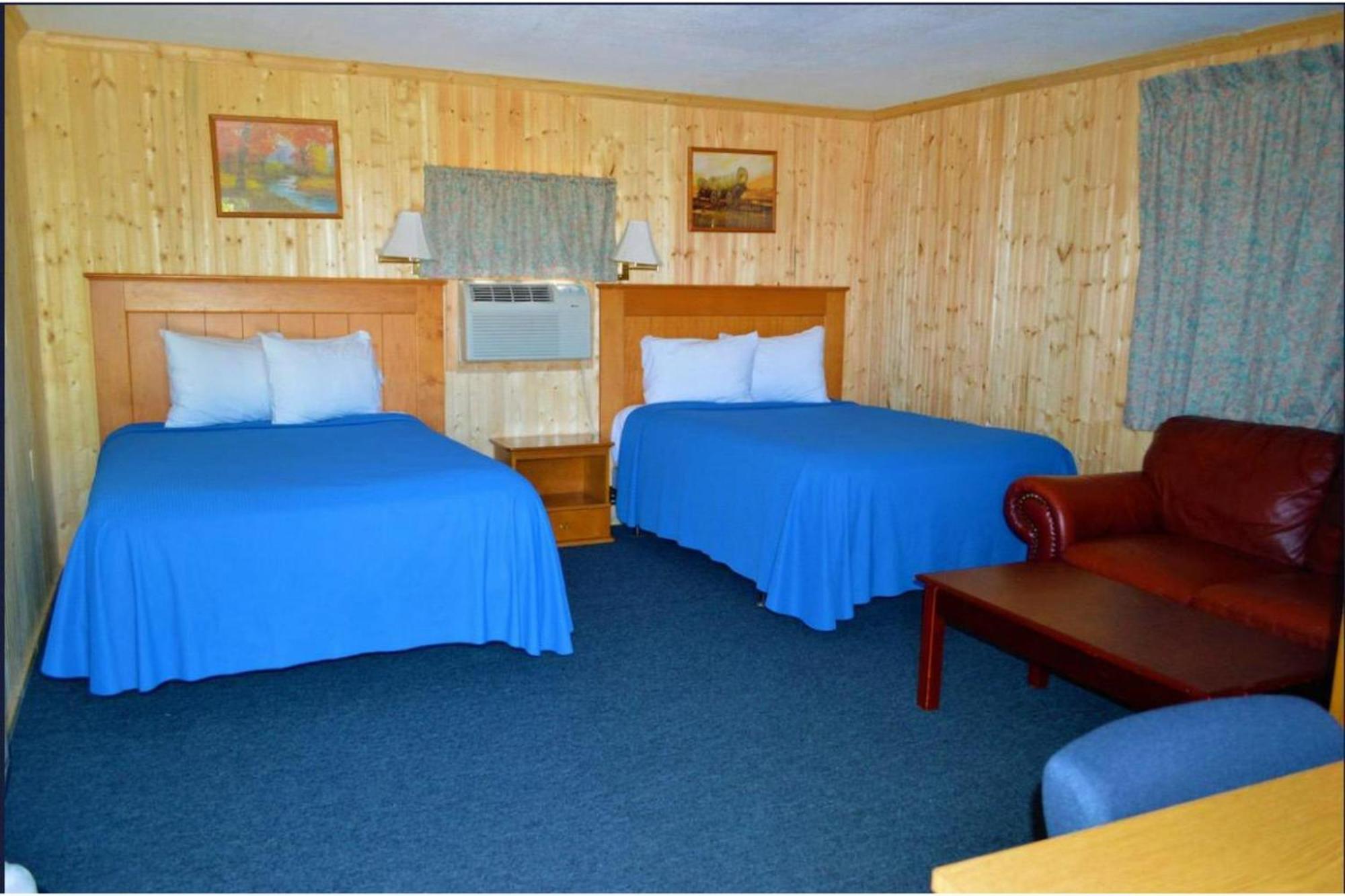 Green Acre Motel By Oyo Near Rush County Airport La Crosse Bagian luar foto