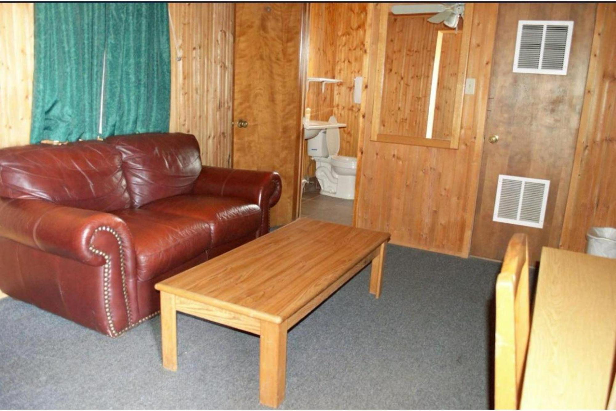 Green Acre Motel By Oyo Near Rush County Airport La Crosse Bagian luar foto