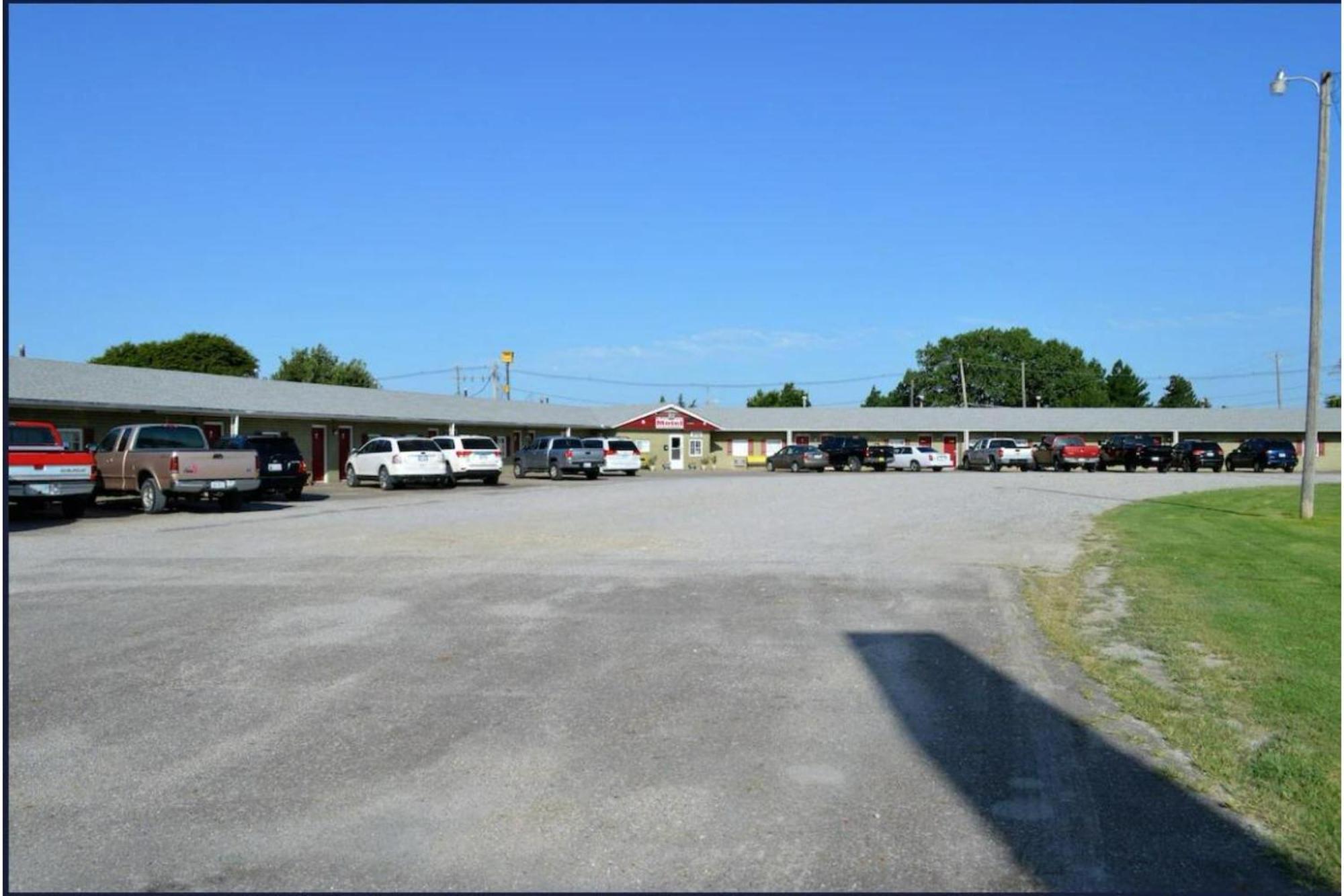 Green Acre Motel By Oyo Near Rush County Airport La Crosse Bagian luar foto