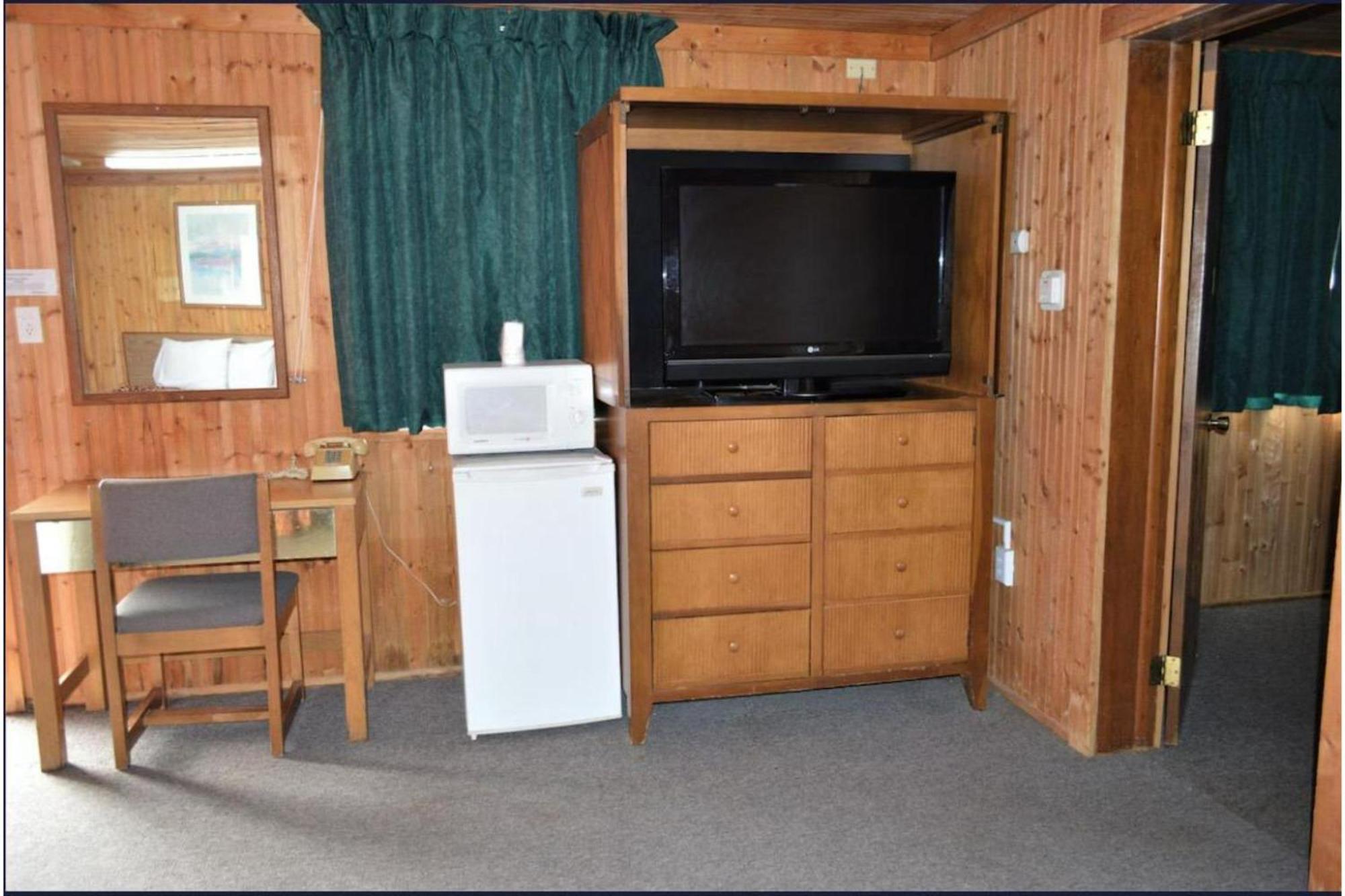 Green Acre Motel By Oyo Near Rush County Airport La Crosse Bagian luar foto