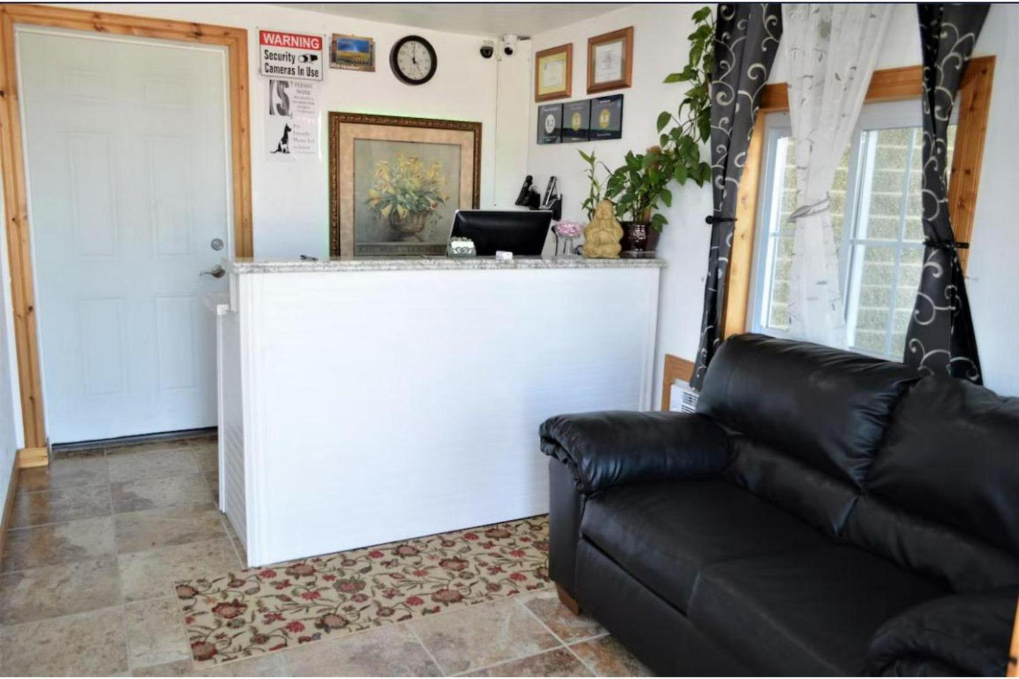 Green Acre Motel By Oyo Near Rush County Airport La Crosse Bagian luar foto