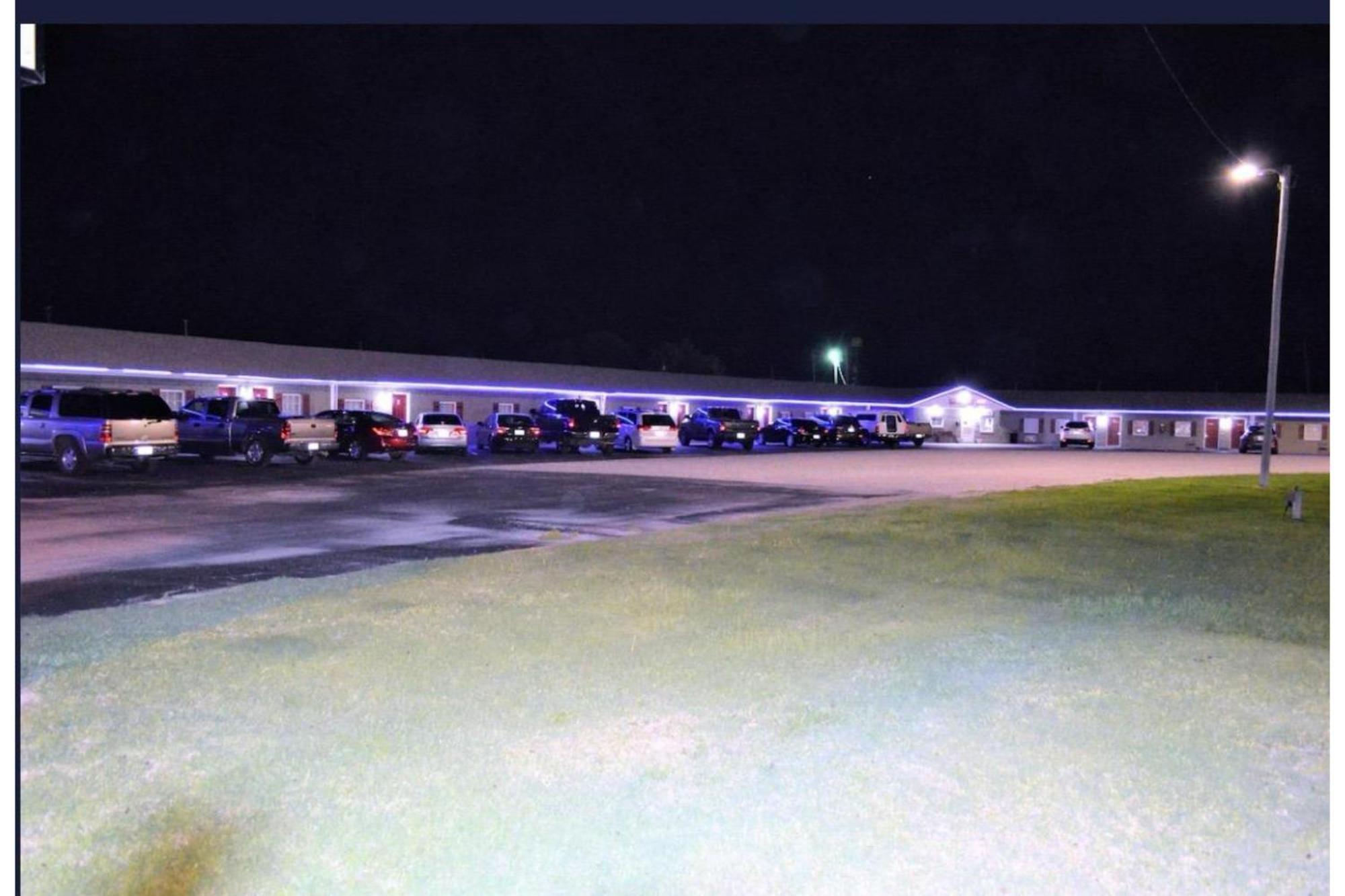 Green Acre Motel By Oyo Near Rush County Airport La Crosse Bagian luar foto